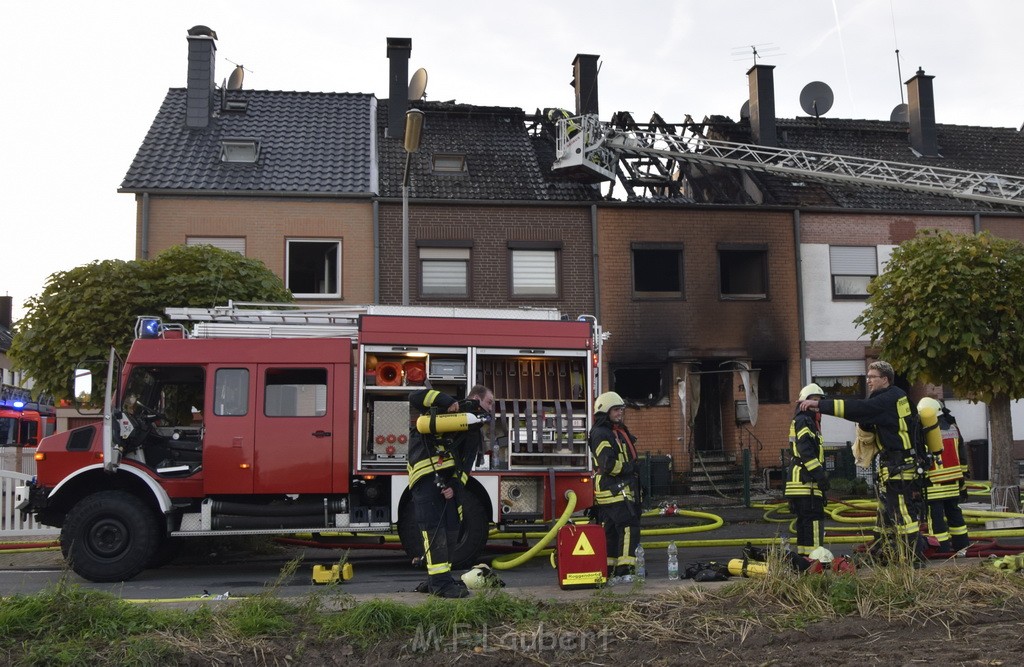 Feuer 2 Vollbrand Reihenhaus Roggendorf Berrischstr P053.JPG - Miklos Laubert